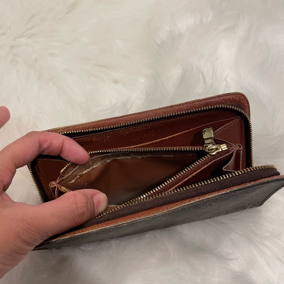 Authentic Louis Vuitton Large Zip Around Wallet | TH1020 - Picture 11 of 15